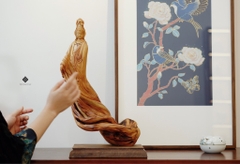 Tượng Quan Âm dòng suối cam lồ lũa nhai bách