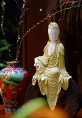 Tượng gốm Quan Âm cầm chuỗi bồ đề màu vàng
