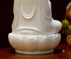 Tượng Đức Phật Thích Ca thí nguyện thủ ấn toạ đài sen gốm trắng