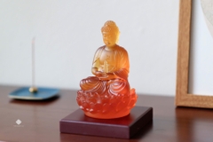 Tượng Đức Phật Dược Sư cầm bảo tháp lưu ly hổ phách 12.5cm