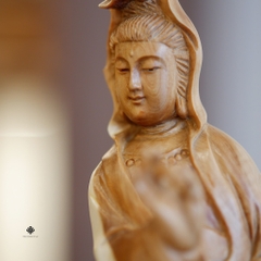 Tượng Quan Âm thí nguyện lũa nhai bách ôm đá