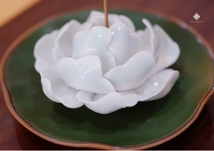 Lư gốm mẫu đơn trắng lá xanh