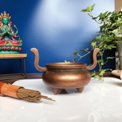 Lư đồng có quai màu vàng