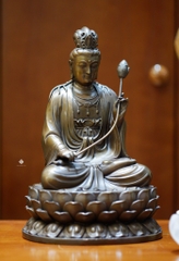 Tượng đồng Đại Thế Chí Bồ tát nâu đậm
