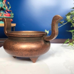 Lư đồng có quai màu vàng