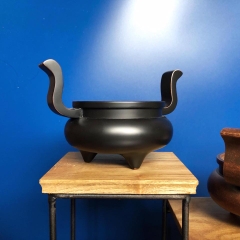 Lư đồng có quai màu đen