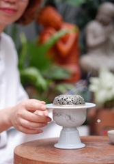 Lư gốm mai ngọc viên tròn chân cao