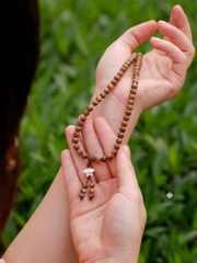 Chuỗi 108 hạt trầm rừng 6mm phối hoa sen bạc