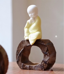 Chú tiểu y vàng (không kèm đế)
