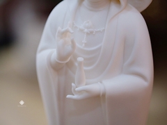 Tượng Quan Âm Bồ tát đứng sứ trắng