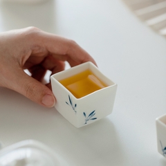 Chén nước hoa lan vẽ tay