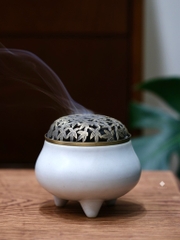 Lư gốm chân cao màu kem