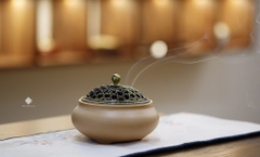 Lư gốm duyên mộc