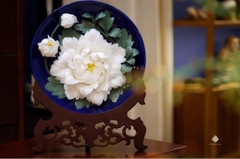 Đĩa trang trí hoa mẫu đơn trắng 25cm
