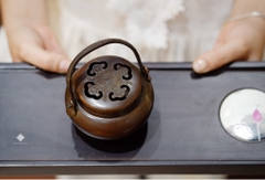 Lư đồng cát tường có quai màu nâu