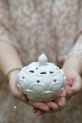 Lư búp sen gốm trắng