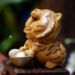 Bé hổ ôm vàng tài lộc