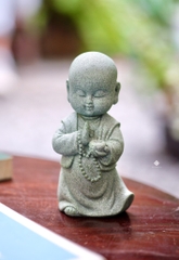 Tượng tiểu hoà thượng hành thiền đá sa thạch 12.7cm