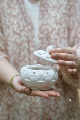 Lư búp sen gốm trắng