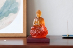 Tượng Đức Phật Dược Sư cầm bảo tháp lưu ly hổ phách 12.5cm