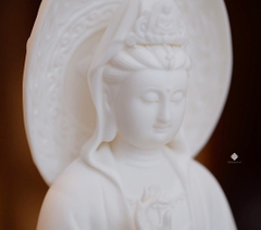 Tượng Quan Âm Bồ tát đứng sứ trắng