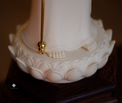 Tượng Địa Tạng Bồ tát đứng sứ vàng