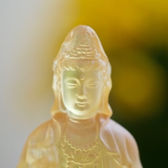 Tượng Quan Âm toạ vân lưu ly vàng 14cm
