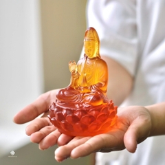 Tượng Quan Âm Bồ tát lưu ly hổ phách 12.8cm