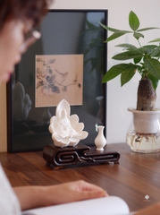 Góc an Quan Âm Bồ tát ngự sen sứ trắng mini