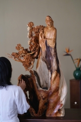 Tượng Quan Âm Bồ tát dòng suối cam lồ lũa nhai bách ôm đá