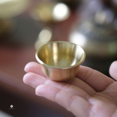 Chén nước đồng vàng mờ