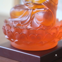 Tượng Đức Phật Dược Sư cầm bảo tháp lưu ly hổ phách 18cm