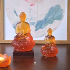 Tượng Đức Phật Dược Sư cầm bảo tháp lưu ly hổ phách 18cm