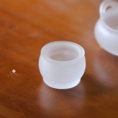 Chén nước nhỏ lưu ly trắng