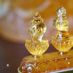 Quý phẩm cúng dường lưu ly vàng kèm đế đèn led