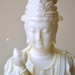 Tượng Quan Âm liên hoa sứ vàng