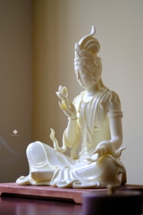 Tượng Quan Âm liên hoa sứ vàng