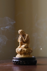 Tượng Phật an nhiên gỗ hoàng dương lá nhỏ 10cm