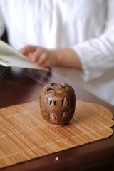 Lư đồng lối vào thiền môn nhỏ - nâu