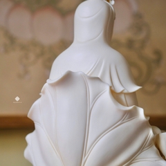 Tượng Quan Âm Bồ Tát sứ vàng 29.7cm