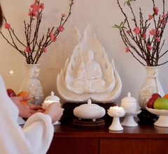 Ban thờ hoa sen sứ trắng