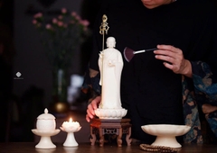 Ban thờ hoa sen sứ vàng tinh giản