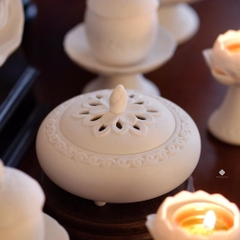 Ban thờ hoa sen sứ trắng