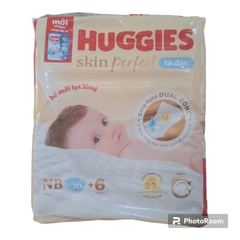 Tã dán Huggies skin perfect NB70