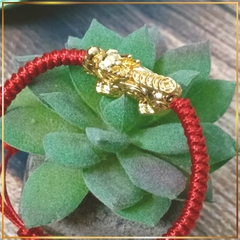 Vòng tay Tỳ hưu vàng si handmade chỉ đỏ phong thuỷ dây sáp