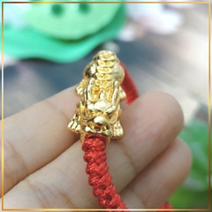 Vòng tay Tỳ hưu vàng si handmade chỉ đỏ phong thuỷ dây sáp
