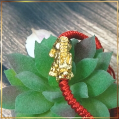 Vòng tay Tỳ hưu vàng si handmade chỉ đỏ phong thuỷ dây sáp