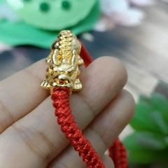 Vòng tay Tỳ hưu vàng si handmade chỉ đỏ phong thuỷ dây sáp