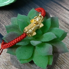 Vòng tay Tỳ hưu vàng si handmade chỉ đỏ phong thuỷ dây sáp