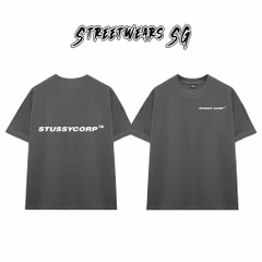 Áo Thun Stussy Corp Spiral Text Cotton Cao Cấp Form Rộng Unisex Streetwears SG – STU015
